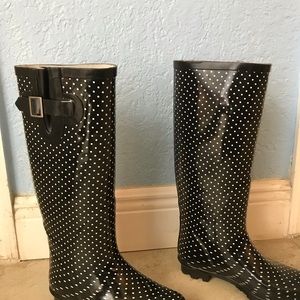Black and white polka dot size 6 rain boots